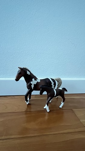 Geschecktes schleichpferd mit - schleichpferd,